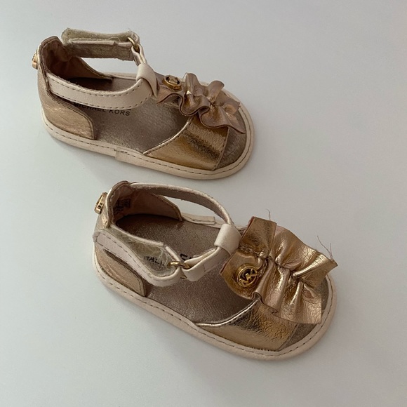 Michael Kors Baby Girl Rose Gold 🌹 Sandals, size 3. - Picture 2 of 3